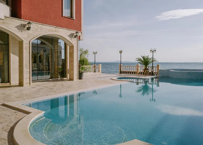 Rich Collective Apartment