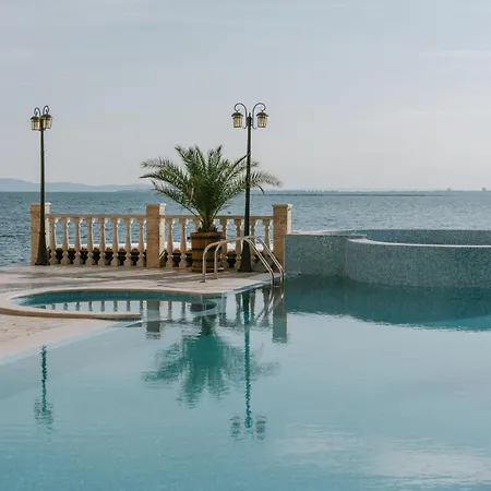 アパート Rich Collective ネセバル